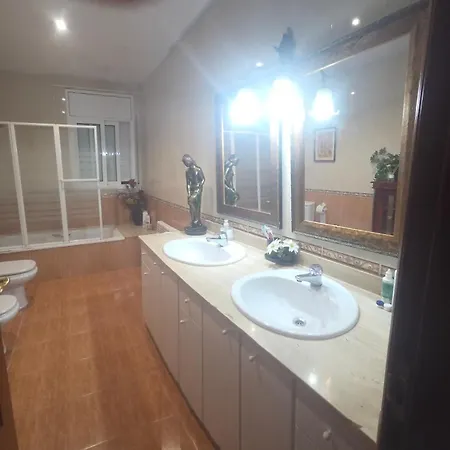 Casa Vacacional Cleopatra * Corbera de Llobregat